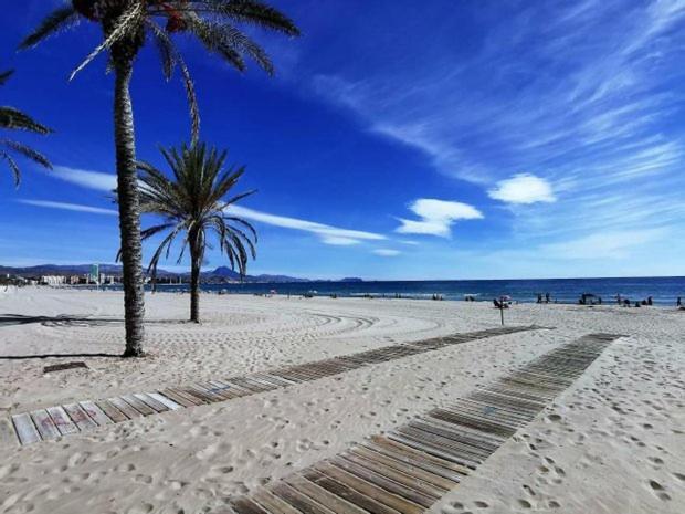 "Campello Beachside Duplex, Coastal Escape, Only 50 Meters From Sea" El Campello Luaran gambar